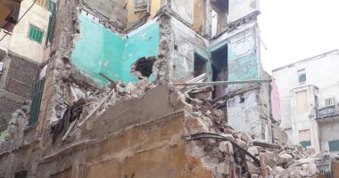 إزالة الخطورة عن 3 عقارات قديمة غرب الإسكندرية