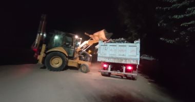 رفع 37 طن أتربة ومخلفات صلبة فى حملة نظافة بشوارع مدينة إسنا.. صور