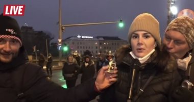 النمسا تحقق فى تحرش متظاهر بمراسلة تلفزيونية على الهواء مباشرة 