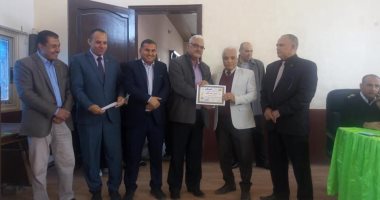 تكريم رئيس مدينة نخل بشمال سيناء لبلوغه السن القانونى للإحالة للمعاش