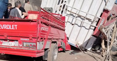 انقلاب سيارة محملة بمواد بناء فى مدينة الحسينية بالشرقية.. صور