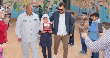 وسط ممر شرفى من زملائها.. تكريم طالبة حفظت القرآن الكريم كاملا بالدقهلية.. صور