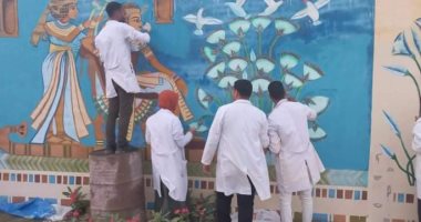 طلاب الآثار جامعة أسوان يزينون جداريات مدخل مطار المحافظة