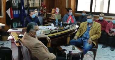 وكيل صحة دمياط يناقش تحديثات البروتوكول العلاجى مع مديرى العزل