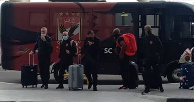 توافد بعثة الأهلى على مطار القاهرة استعدادا للسفر إلى قطر.. صور