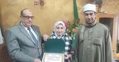 بالقرآن نسمو.. "إيمان" فتاة من الشرقية حصلت على المركز الثالث عالميا بمسابقة القرآن الكريم.. وتؤكد: فرحتى لا توصف وأول مرة أشارك فى مسابقة.. تمثيلى لاسم مصر كان مسئولية كبيرة.. وأقرأ 5 أجزاء يوميا وأسرتى تدعمنى
