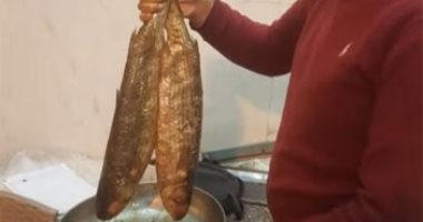 مش أى حد يقدر يملحه.. تعرف على بطارخ الفسيخ العملاق "كافيار الغلابة".. فيديو
