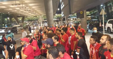 جماهير الأهلي بقطر تستقبل الفريق بهتافات حماسية قبل السوبر الأفريقي.. فيديو