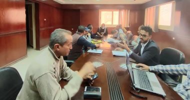 حياة كريمة بالأقصر.. اجتماع بإسنا لتنفيذ خطوط وشبكات الصرف الصحى للقرى.. صور
