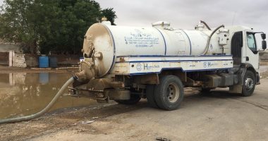 "مياه الشرب" بالبحر الأحمر تزيل آثار الأمطار من قرية أبو رماد بحلايب