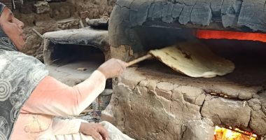 خبز على الطريقة الصعيدية.. شاهد خبيز البتاو على الفرن البلدى.. لايف وصور