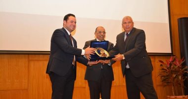 وزير التنمية المحلية يكرم محافظ الوادى الجديد ومسئول مركز المعلومات بالمحافظة