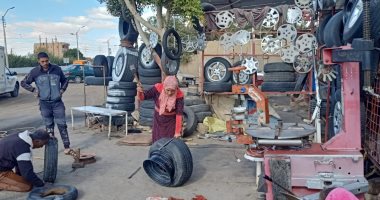 أقوى من الرجال.. آية البريمو بتصلح كاوتش النقل التقيل فى بنى سويف.. لايف