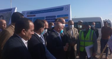 وزير النقل يتفقد ازدواج طريق "قنا - الأقصر" الصحراوى الشرقى.. فيديو وصور