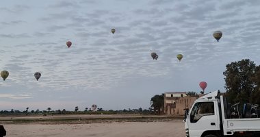 سماء الأقصر تشهد عودة رحلات البالون الطائر بعد تحسن الطقس 