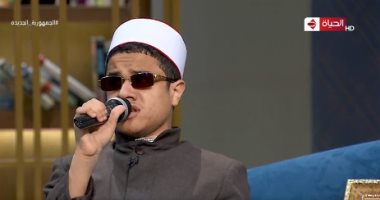 رغم مرضه النادر.. خطيب فى الـ20 من عمره والده يحمله على كتفه لنفع الناس بدين الله