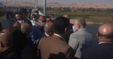 وزير النقل يتفقد محور الشهيد باسم فكري بقنا قبل افتتاحه رسميا