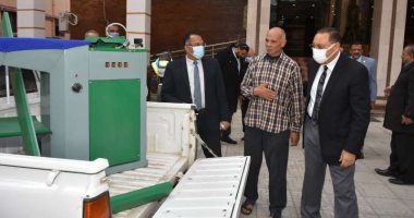 محافظ الشرقية يهدى مكوجى ديرب نجم مكواة بالبخار وصرف إعانة شهرية له.. صور