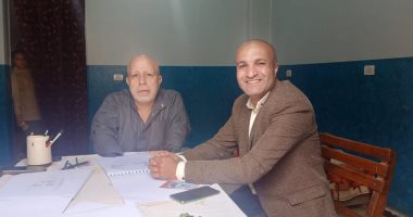 موهبة وعزيمة.. "طلعت" يرسم بالفم والكوعين بعد تعرضه لحادث منذ 40 عاما.. فيديو