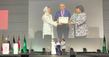 إيناس عبد الدايم تسلم نظيرتها الإماراتية رئاسة مؤتمر الوزراء المسئولين عن الشأن الثقافى 