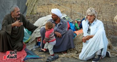 "الغربة صحبتهم".. البدو الرحل بالشرقية وجوه مبتسمة رغم الشقاء..  رعى الأغنام إرث من الآباء والأجداد قبل 150 عاما.. يعيشون فى الخيام صيفا وشتاء ويحتفلون بالأفراح داخلها.. وبارعون في إلقاء المواويل والأشعار.. صور