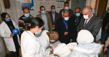 محافظ قنا يتابع انطلاق فعاليات اليوم الأول من حملة التطعيم ضد شلل الأطفال