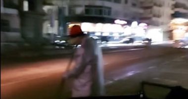 ناس شقيانة فى عز البرد.. عم محمد عامل نظافة يعمل حتى فى النوة بالإسكندرية.. لايف