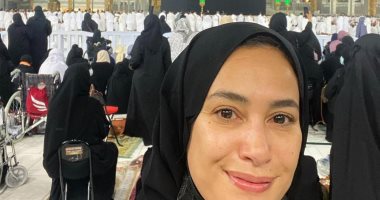 هند صبري بالعباءة السوداء من داخل الحرام المكي.. صورة