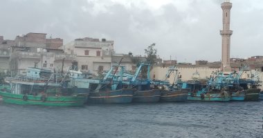 نقيب الصيادين يحذر من الخروج فى رحلات صيد بسبب سوء الأحوال الجوية.. صور