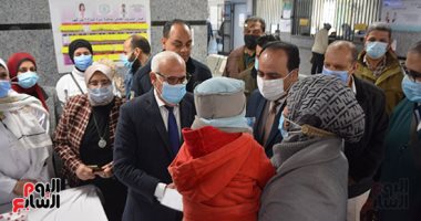 تطعيم شلل الأطفال.. محافظ بورسعيد يوزع هدايا وألعاب بمراكز التطعيم.. صور ولايف