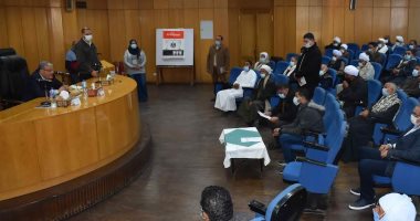 محافظ المنيا يسلم عقودا جديدة لـ 59 حالة زراعية لتقنين أوضاع أراضى أملاك الدولة