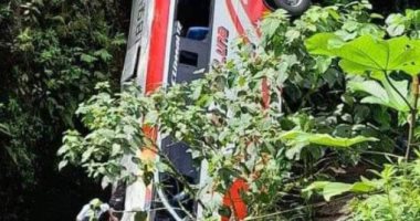 9 قتلى و16 مصابا حصيلة حادث سقوط حافلة فى الإكوادور.. صورة