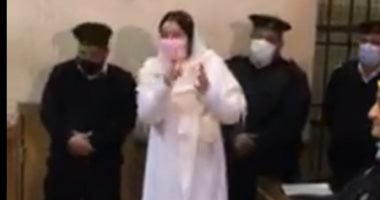 حنين حسام تنهار أمام المحكمة وتردد: "مظلومة والله العظيم ما عملتش حاجة"