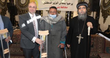 محافظ بنى سويف يسلم أجهزة تعويضية وشهادات اجتياز دورة لغة الإشارة بالفشن