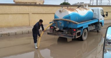 محافظ مطروح يتابع جهود رفع مياه الأمطار والتعامل مع الطقس .. صور
