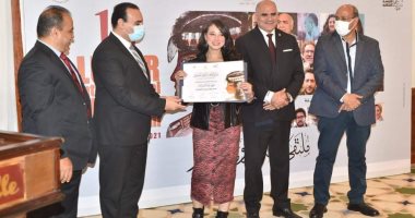 نائب محافظ الأقصر يكرم نجوم الفن المشاركين بملتقى الأقصر الدولى للتصوير.. صور