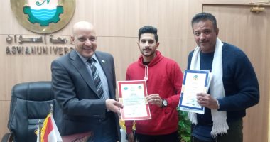 رئيس جامعة أسوان يكرم طالب هندسة الطاقة لفوزه فى ملتقى النانو تكنولوجى
