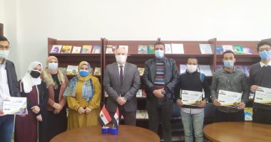 رئيس جامعة بنى سويف التكنولوجية يكرم الطلاب الفائزين فى المسابقة الثقافية