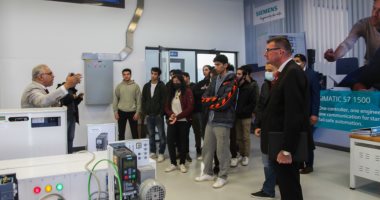 طلاب جامعة هيرتفوردشاير البريطانية يشيدون بالقدرات التصنيعية المتطورة بالعربية للتصنيع