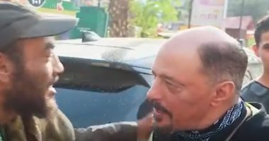 عمرو عبد الجليل فى لفتة مميزة بكواليس فيلم "مربع برمودة" مع أحد معجبيه