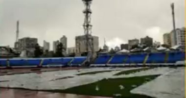تغطية أرضية استاد الإسكندرية بسبب الأمطار قبل مباراة الاتحاد وسيراميكا.. فيديو