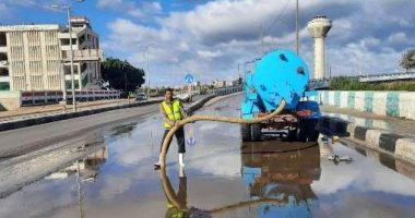 الأجهزة التنفيذية بالشرقية تنتشر فى الشوارع وتكثف أعمال كسح مياه الأمطار