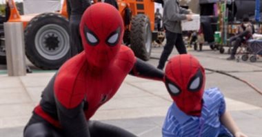 بطل Spider Man يستضيف طفلا بموقع التصوير لإنقاذه شقيقته من هجوم كلب.. فيديو 