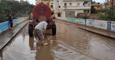 استمرار رفع تراكمات مياه الأمطار بالبحيرة لليوم الثالث على التوالى.. صور