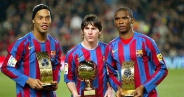 صامويل آيتو يحتفى بمرور 16 عام على تتويجه بجائزة أفضل ثالث لاعب فى العالم.. صورة