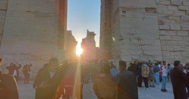 بث مباشر.. سياح العالم يتوافدون على معابد الكرنك لحضور احتفالية تعامد الشمس