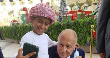 أبو الغيط يلتقط "سلفى" استثنائى مع طفل.. وحسام زكى يعلق: اختصر مسافة أجيال