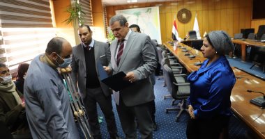 صرف 330 ألف جنيه قيمة وثائق تأمين لأسر متوفين ومصابين من العمالة غير المنتظمة