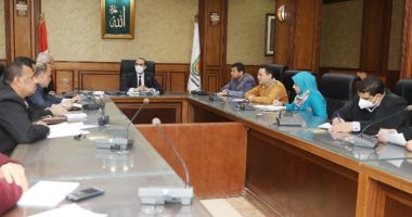نائب محافظ سوهاج يجتمع باللجنة الفنية لمتابعة المراكز التكنولوجية لخدمة المواطنين