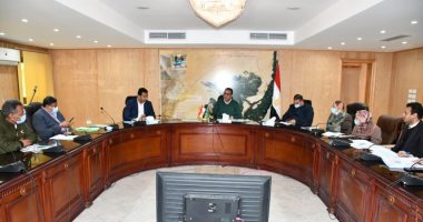 محافظ الفيوم يبحث آليات التوسع فى الخدمات الصحية بحضانات الأطفال والغسيل الكلوى